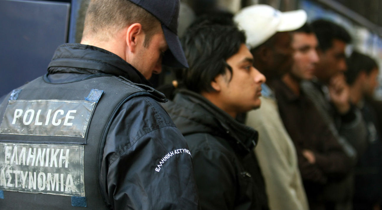 Παγίδες θανάτου για αστυνομικούς και λιμενικούς από τους παράνομους μετανάστες στο λιμάνι της Πάτρας