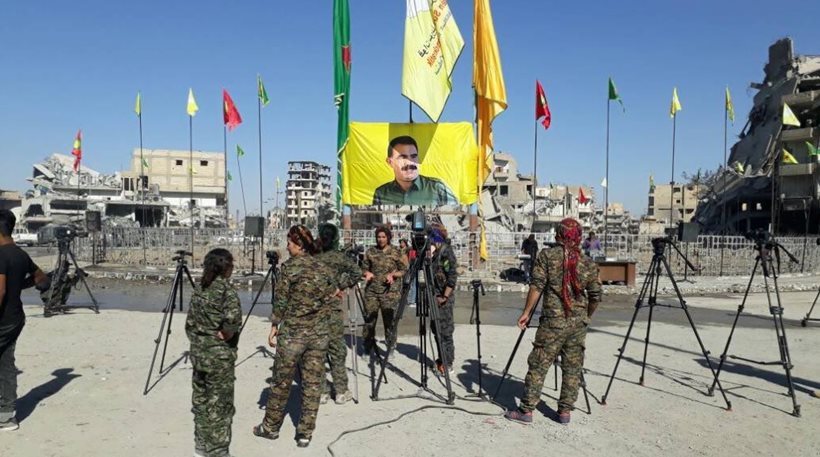 Λάβαρο του Α. Οτσαλάν σήκωσαν οι Κούρδοι στο κέντρο της Ράκα – Οργισμένη αντίδραση της Άγκυρας