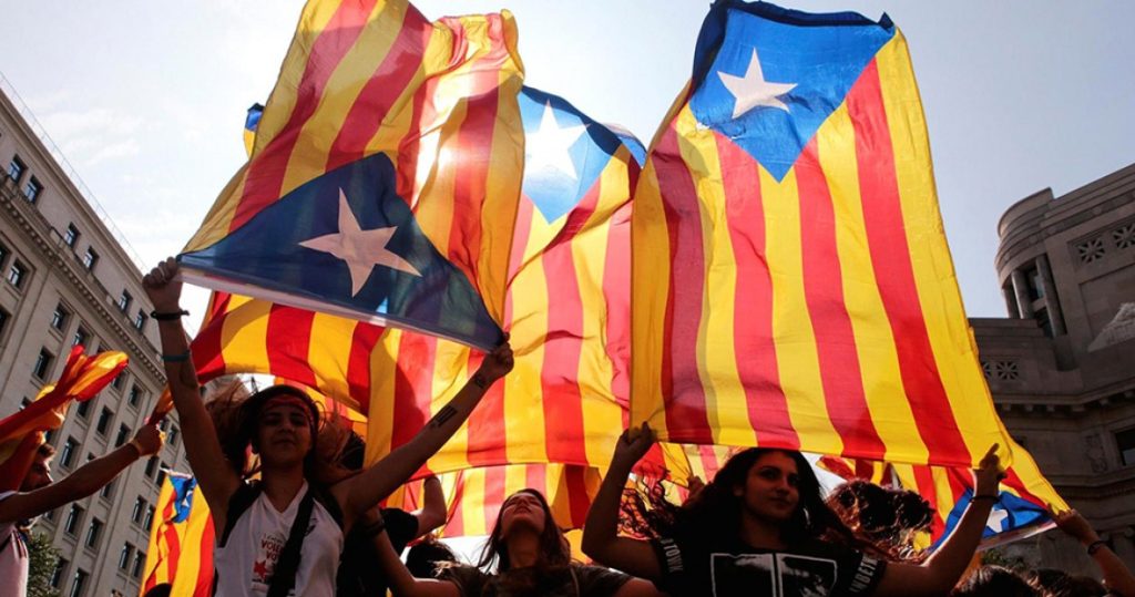 «Πραξικόπημα» χαρακτηρίζει η καταλανική κυβέρνηση την κατάργηση της αυτονομίας της και προειδοποιεί με ένοπλη δράση