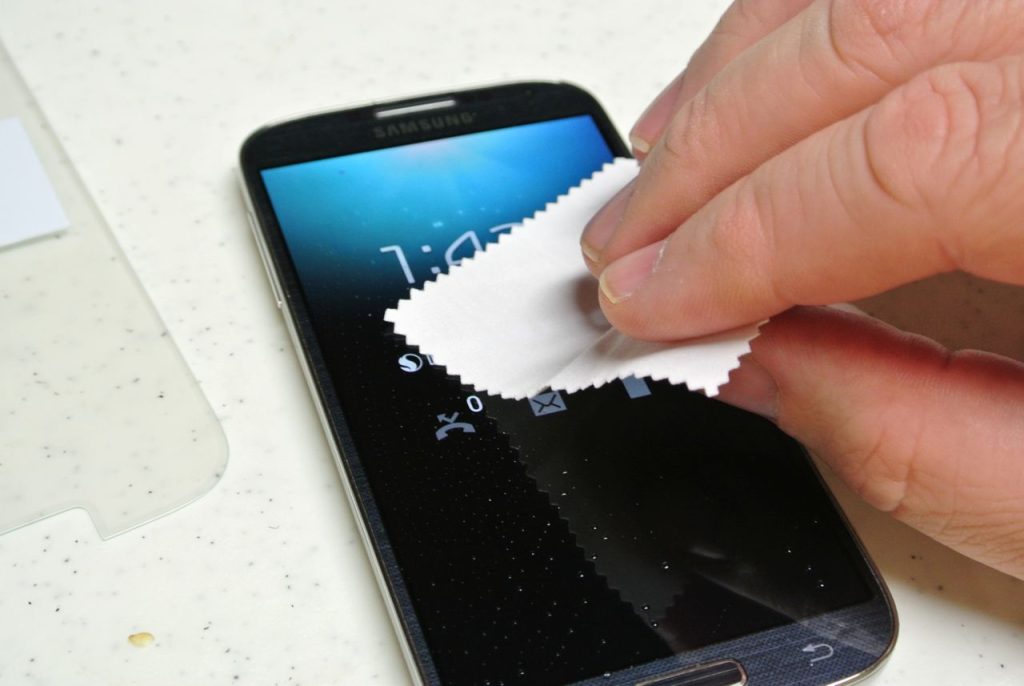 Τρεις εύκολοι τρόποι για να καθαρίσετε το κινητό σας