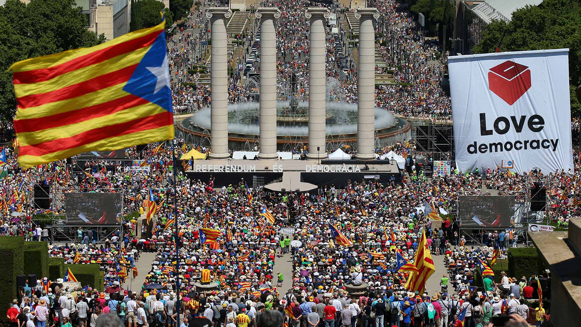 Ξεσηκωμός στην Καταλονία μετά την κατάργηση της αυτονομίας της από την Μαδρίτη: Χιλιάδες άνθρωποι στους δρόμους (βίντεο)