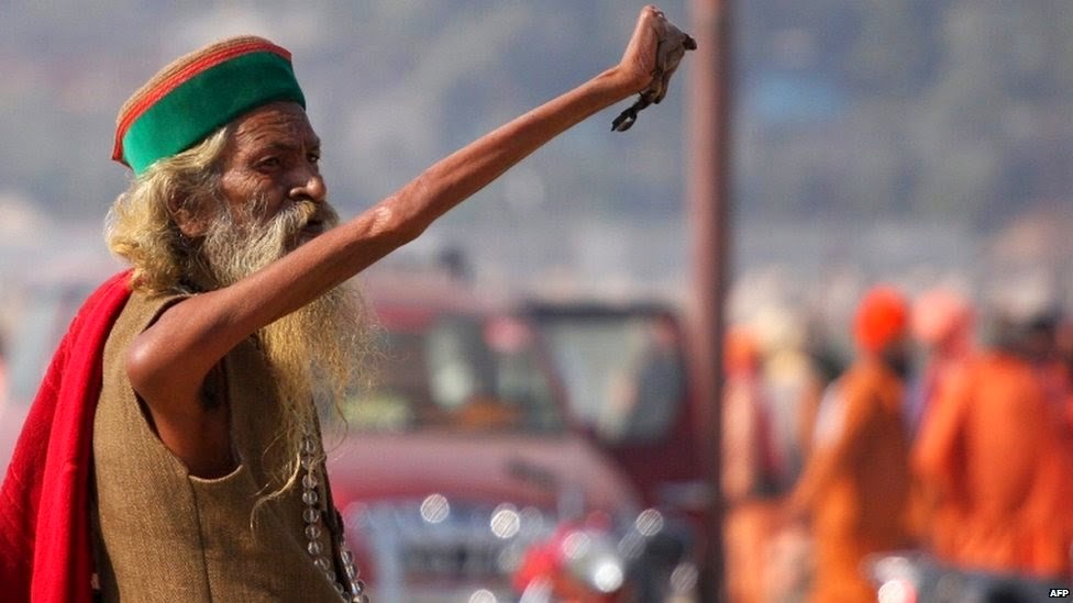 Ένας Ινδός γκουρού ισχυρίζεται ότι δεν έχει κατεβάσει το χέρι του ποτέ! (φωτό, βίντεο)