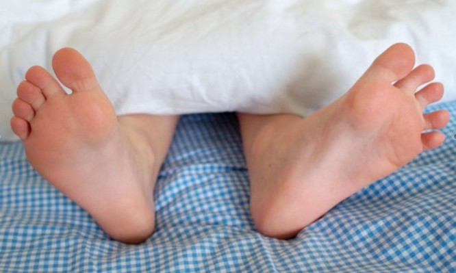 Ύπνος: Το κόλπο με τα πόδια σας για να κοιμηθείτε πιο εύκολα! (βίντεο)