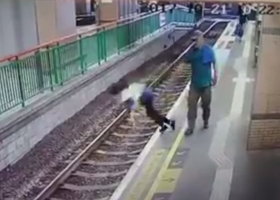Σοκαριστικό βίντεο δείχνει άνδρα να περπατά και να σπρώχνει γυναίκα στις γραμμές τρένου (βίντεο)