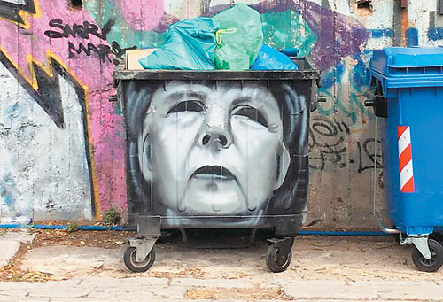 Ποιος είναι ο «Έλληνας Μπάνκσι» που ζωγραφίζει πολιτικούς στα σκουπίδια; (φωτό)