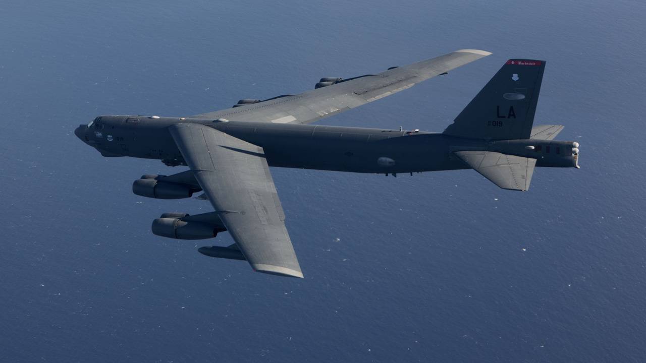 Σε 24ωρη ετοιμότητα τέθηκε ο στόλος των στρατηγικών βομβαρδιστικών Β-52 των ΗΠΑ – Αμεση απάντηση της Ρωσίας