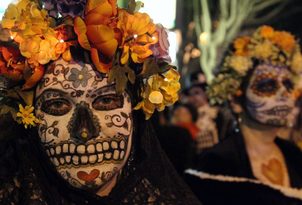 Μεξικό: Η «σκοτεινή» Ημέρα των Νεκρών – Όλοι ντυμένοι ως… σκελετοί! (φωτό)
