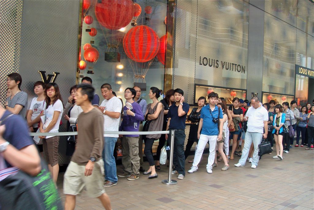 DW: «Το σφυροδρέπανο με τις τσάντες Luis Vuitton φαίνεται πως συμβαδίζουν στην Κίνα του 21ου αιώνα»