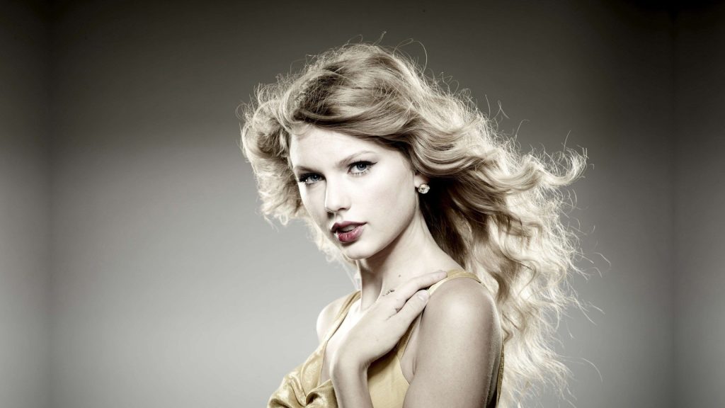 Η Taylor Swift σε ρόλο αισθησιακού… γυμνού ρομπότ (φωτό, βίντεο)