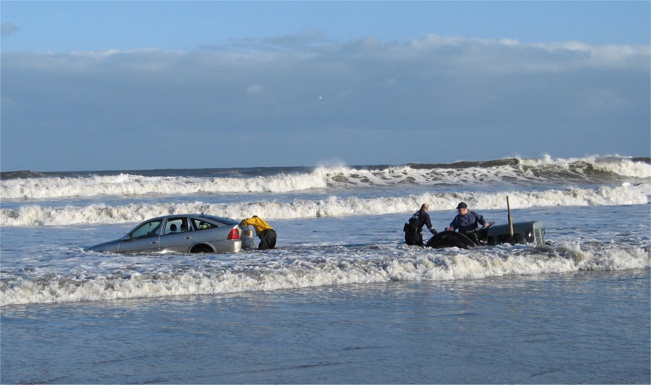 Σημαντικές οδηγίες: Τί πρέπει να κάνετε αν πέσετε με το αυτοκίνητο στη θάλασσα! (φωτό)