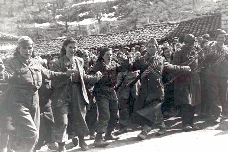 H χλεύη των ηττημένων: Αξιωματικοί του Ελληνικού Στρατού «διασκεδάζουν» στην ΛΑΕΔ με ΕΛΑΣίτικα τραγούδια!