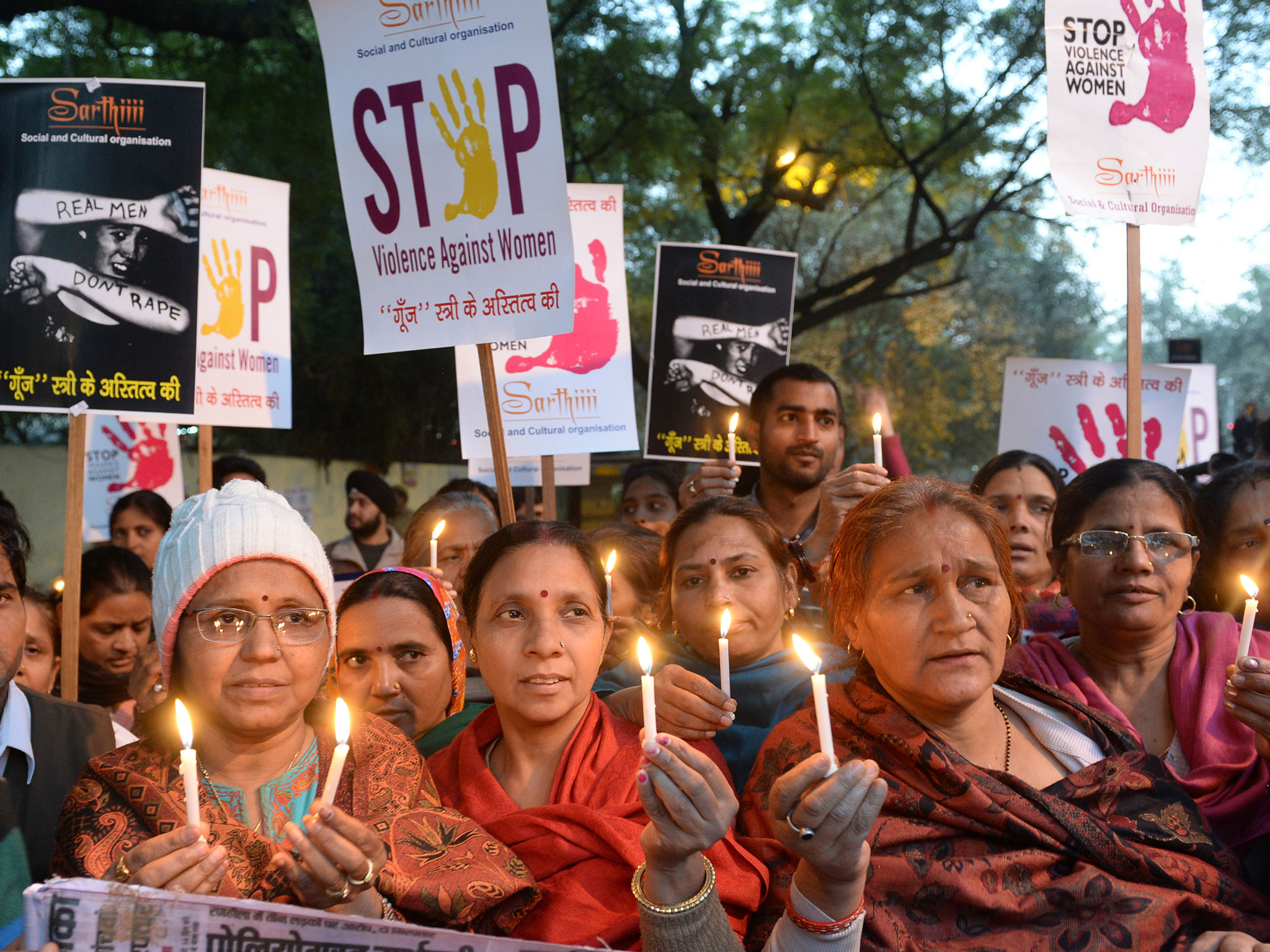 Ινδία: Απίστευτο περιστατικό με βιασμό άστεγης – Κανείς δεν βοηθουσε αλλά… κατέγραφαν με τα κινητά τους (βίντεο)