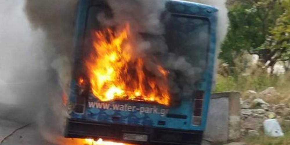 Ρόδος: Φωτιά σε σχολικό λεωφορείο λίγα λεπτά πριν την επιβίβαση των μαθητών (φωτό)