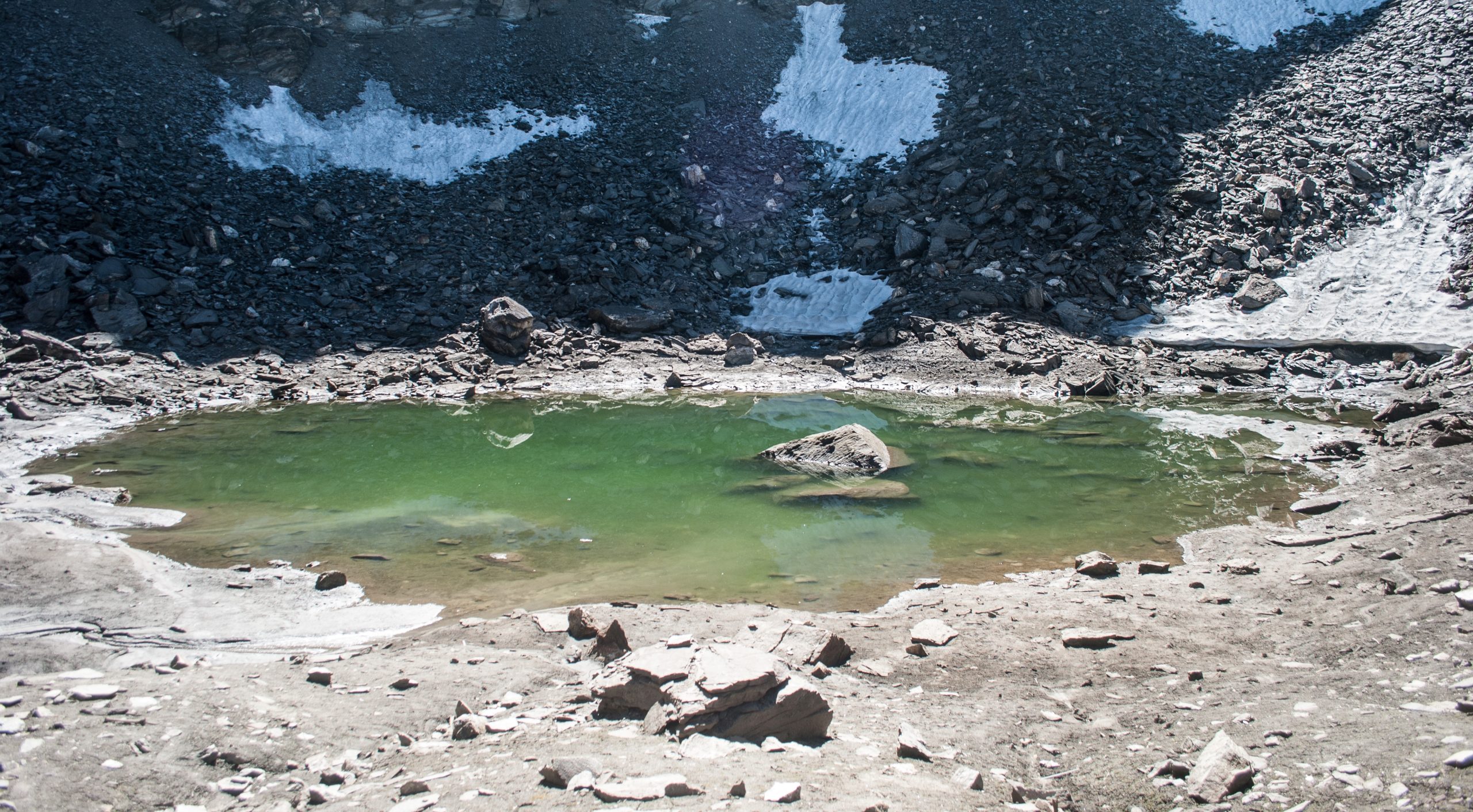 Η «σκοτεινή» Λίμνη των Σκελετών στα Ιμαλάια – Το μακάβριο μυστικό που «κρύβεται» στον πυθμένα της (φωτό)