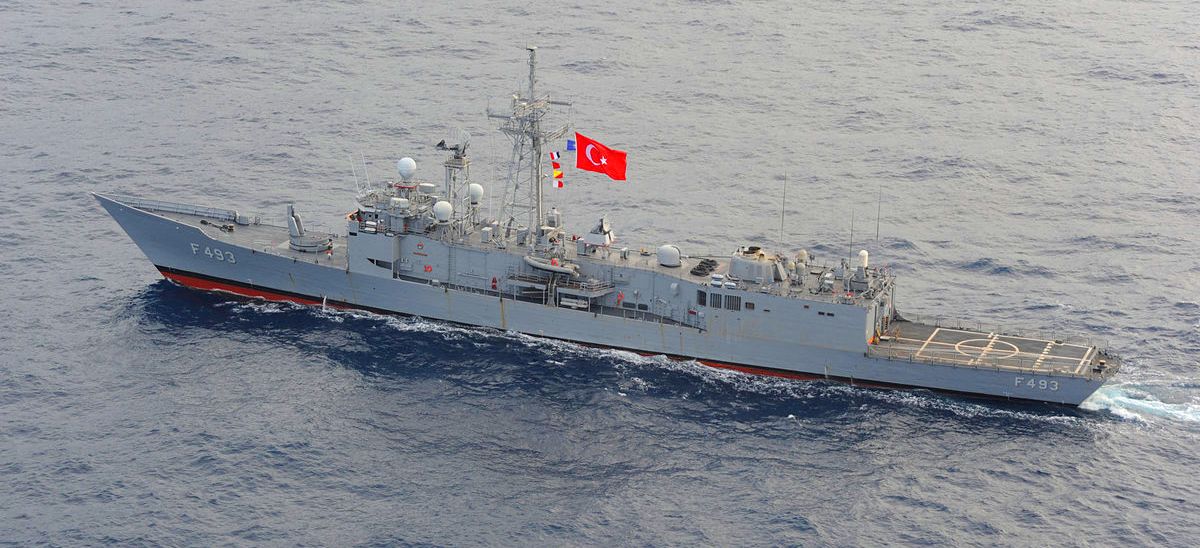 Πρωτοφανές: Ελληνικό πολεμικό πλοίο ανεφοδίασε με καύσιμα τουρκική φρεγάτα έξω από τη Κύπρο!