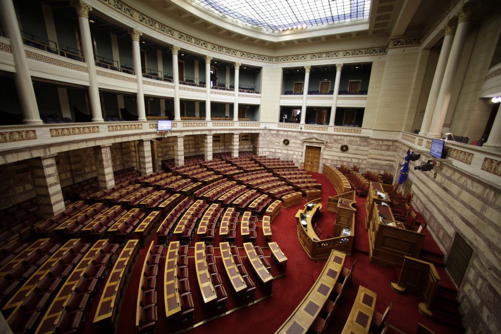 «Κόντρα» κυβέρνησης και αντιπολίτευσης – Στη Βουλή η έξαρση της εγκληματικότητας και της ανομίας σε αναρχικές οργανώσεις