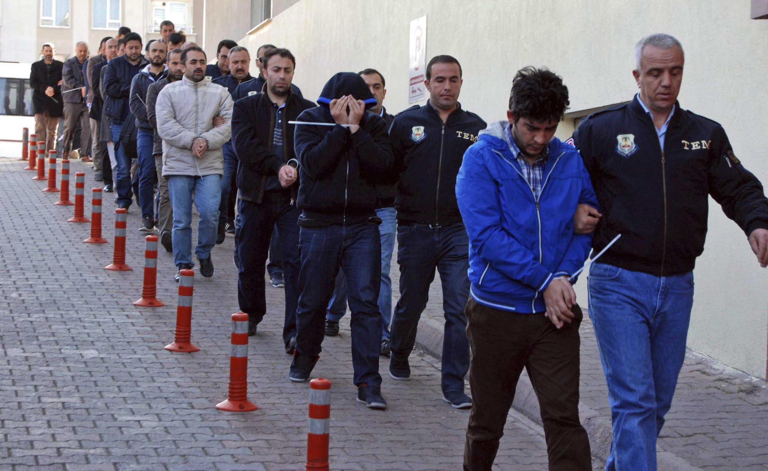 Τουρκία: Το δικαστικό κύκλωμα του Ρ.Τ.Ενρτογάν αρχίζει να μοιράζει «ισόβια» σε… ύποπτους πραξικοπηματίες