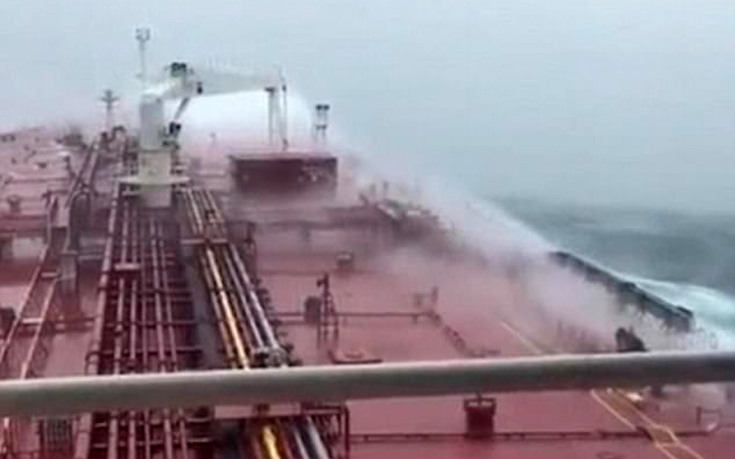 Εντυπωσιακό βίντεο: Δεξαμενόπλοιο δίνει «μάχη» με γιγάντια κύματα