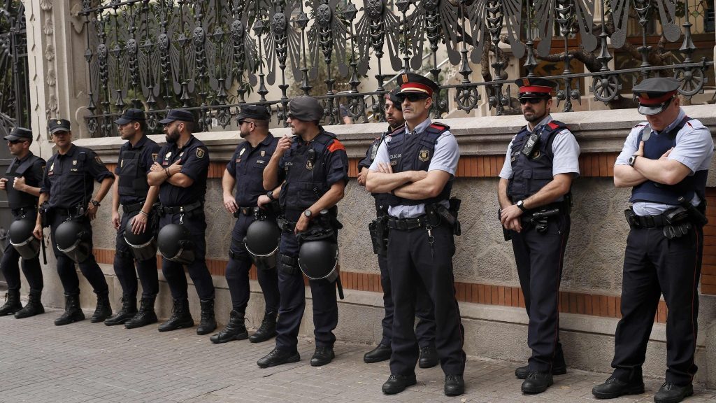 Ισπανία: Στα χέρια της Μαδρίτης ο «de jure» έλεγχος της αστυνομίας της Καταλονίας – Άγνωστο αν θα υπακούσει
