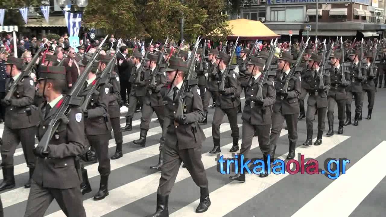 28η Οκτωβρίου: Χτύπαγαν οι συναγερμοί στο πέρασμα της Σ.Μ.Υ. στα Τρίκαλα (βίντεο)
