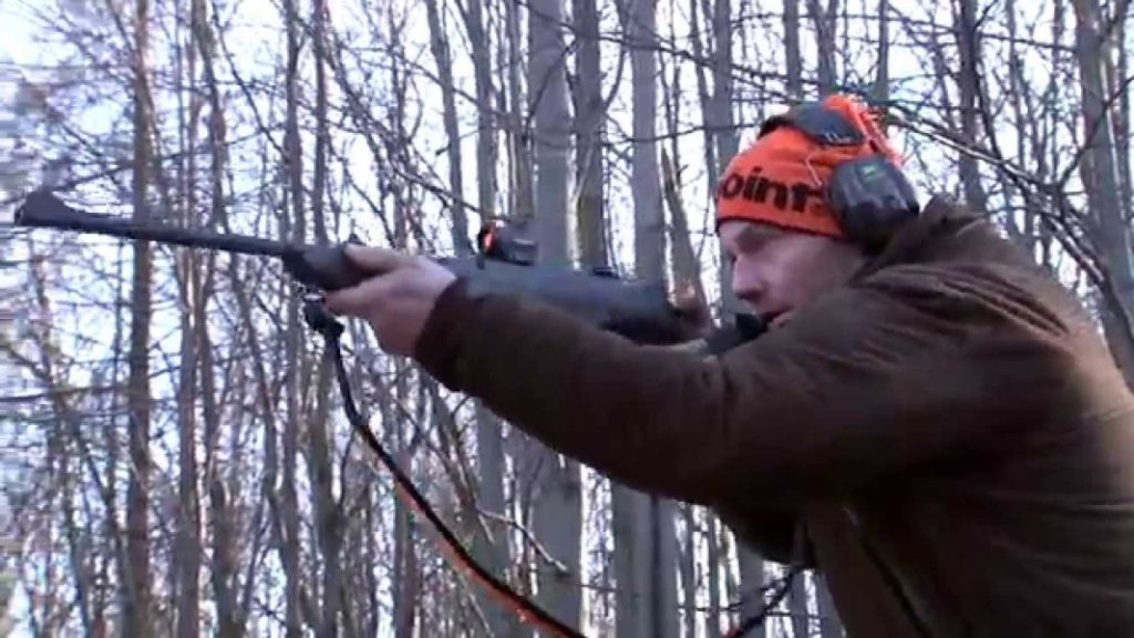 Η απίστευτη αντίδραση ενός κυνηγού σε επίθεση αρκούδας που την κάνει να το βάλει στα πόδια! (βίντεο)