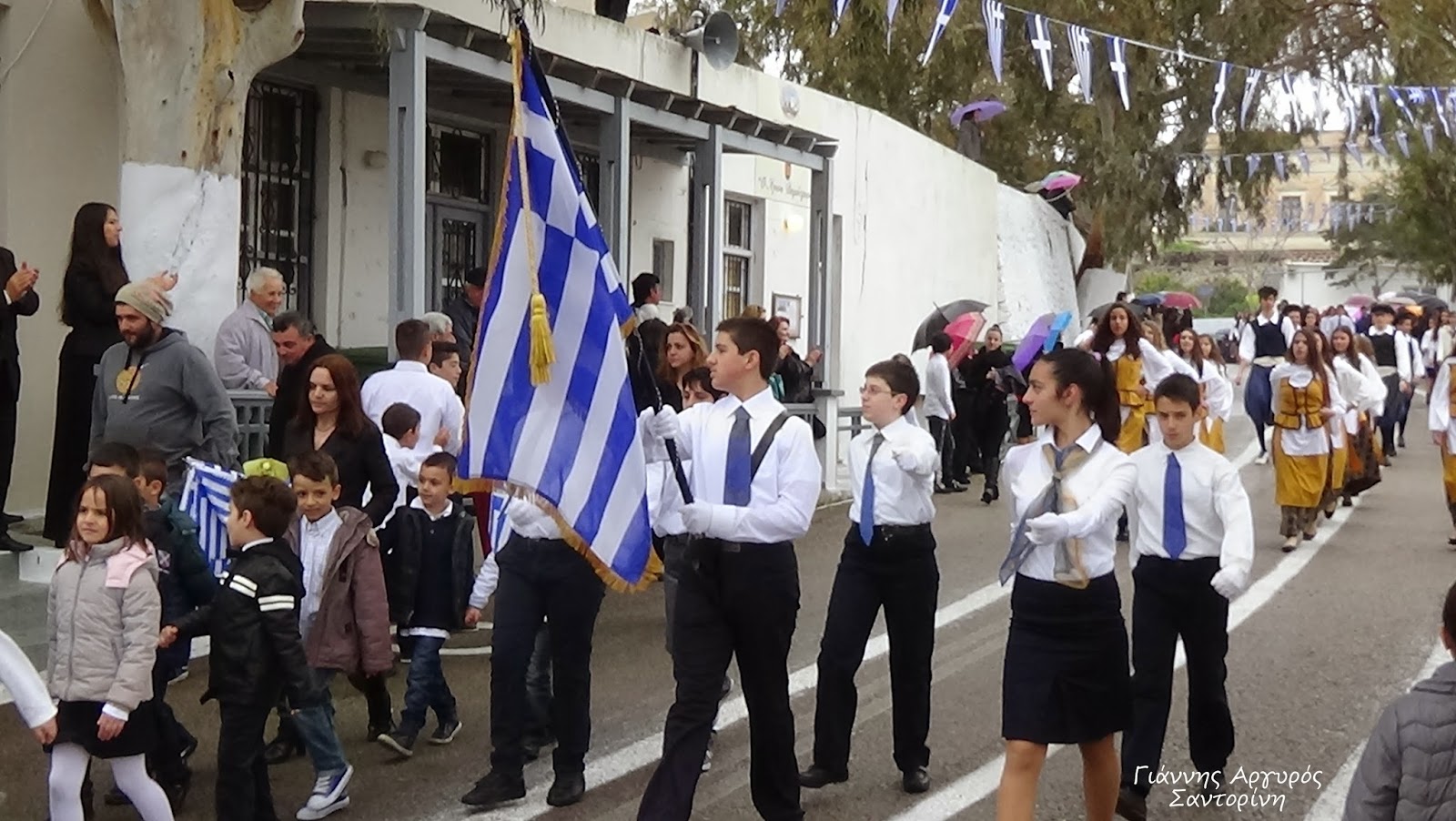 Σαντορίνη: Ομάδα εθνικιστών διέκοψε παρέλαση – Είχε δοθεί σημαία σε Αλβανίδα μαθήτρια (βίντεο)