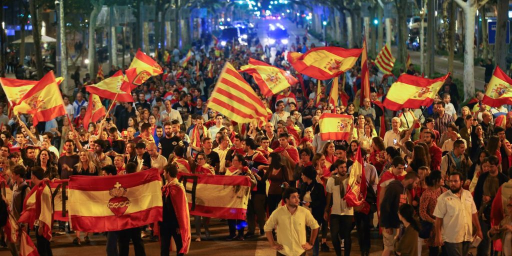 Βαρκελώνη: Χιλιάδες στους δρόμους κατά της απόσχισης και υπέρ της ισπανικής ενότητας (φωτό, βίντεο)