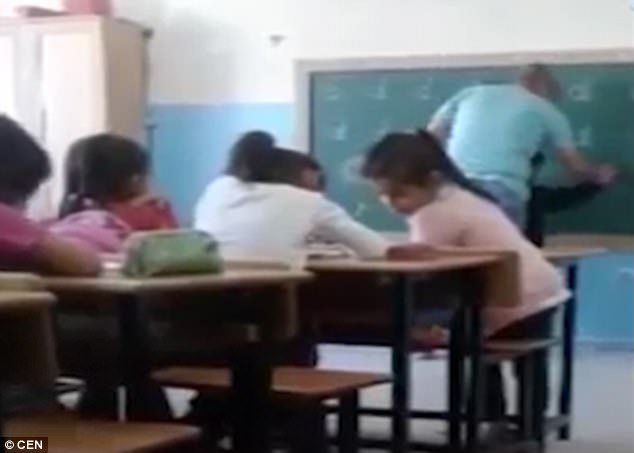 Σάλος στην Τουρκία: Δάσκαλος χαστούκισε μαθητή εξαιτίας ενός… λάθους στον πίνακα (βίντεο)