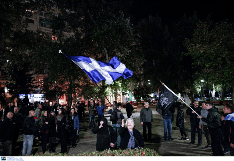 Θεσσαλονίκη: Ένταση έξω από την «Αυλαία» από πιστούς και εθνικιστές εξαιτίας «βλάσφημης» παράστασης (φωτό, βίντεο)