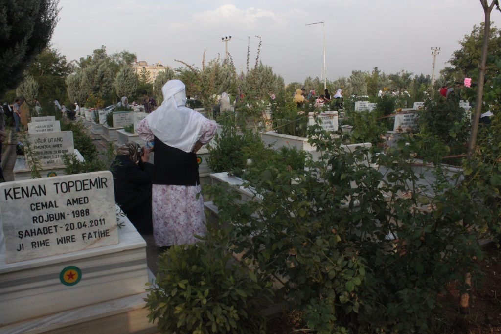 Ούτε ιερό… ούτε όσιο – Τούρκοι αστυνομικοί βανδάλισαν τάφους μαχητών του PKK στο Ντιγιάμπακιρ (φωτό)