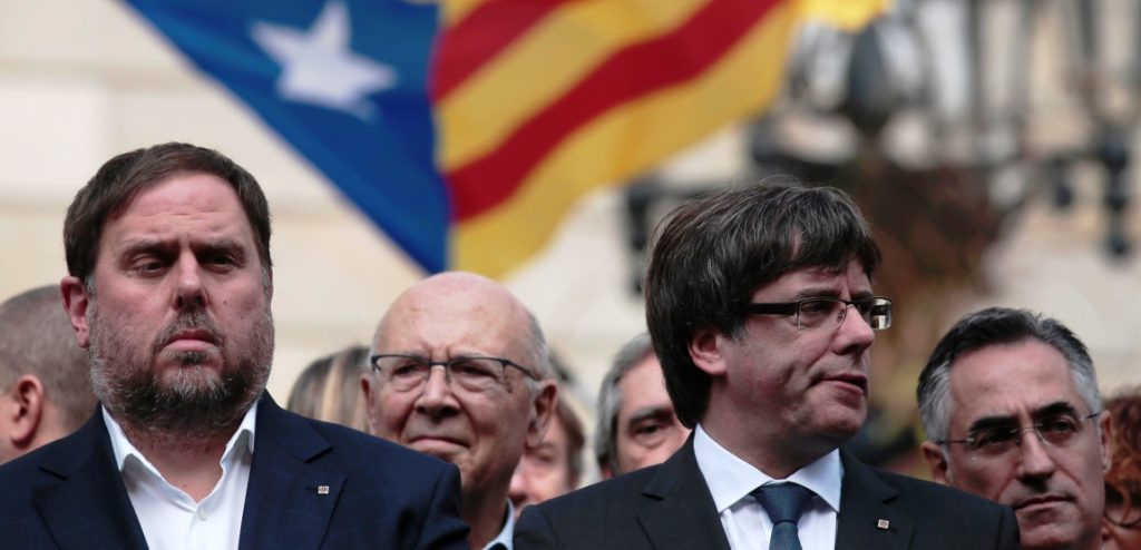 «Μετωπική» Μαδρίτης κατά καταλανικής ηγεσίας: Διεθνές ένταλμα σύλληψης  για Κ.Πουιτζεμόν – Στη φυλακή 8 υπουργοί