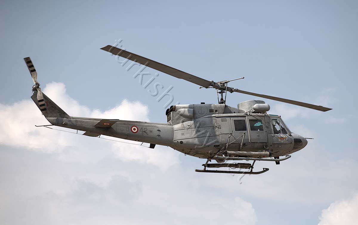 Τουρκικά ελικόπτερα σαρώνουν τα Ίμια – Πετάνε μέχρι και 30 μέτρα πάνω από τα νησιά