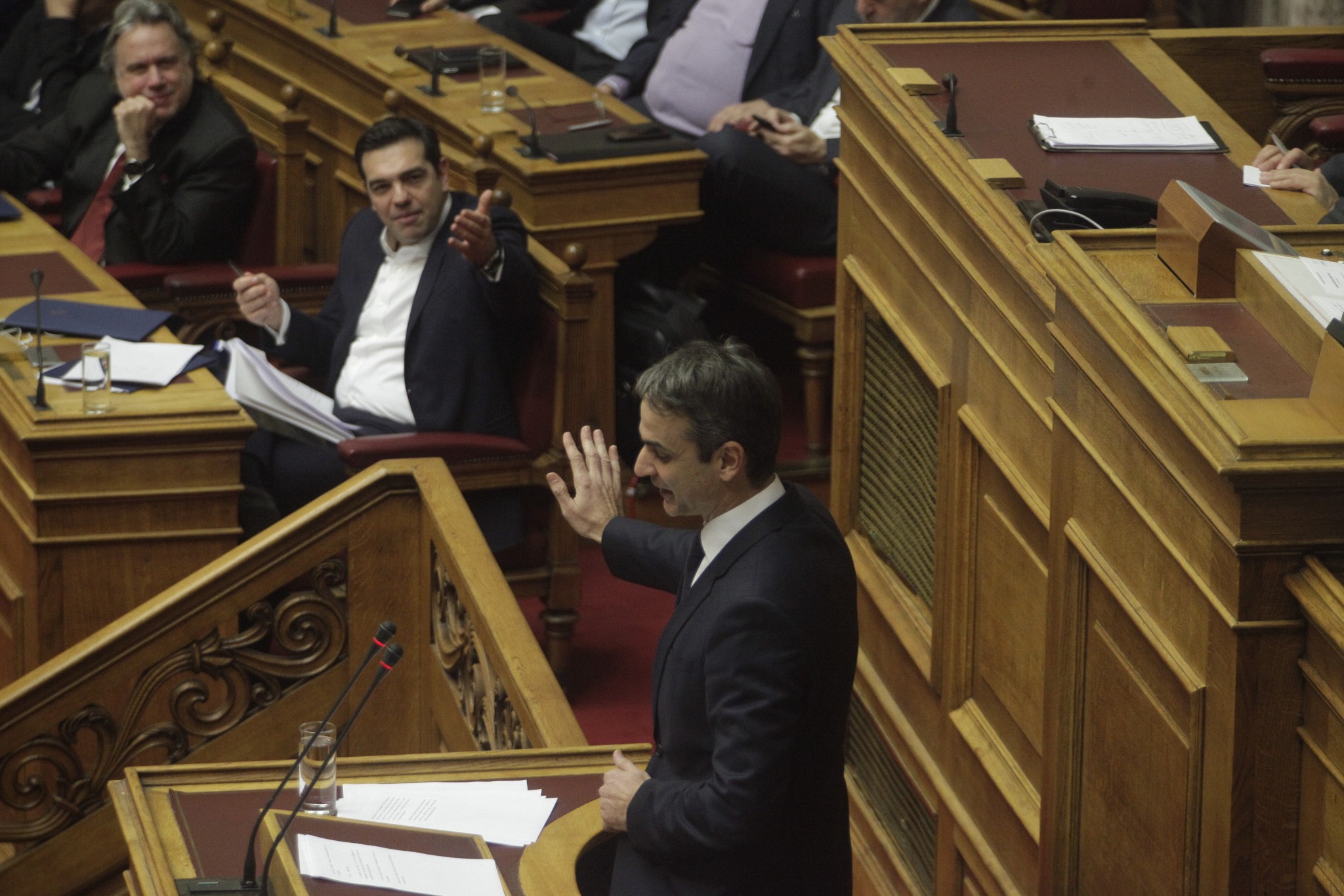 Ένταση στη Βουλή: Αλ.Τσίπρας και Κ.Μητσοτάκης «κονταροχτυπιούνται» για την εγκληματικότητα- Δείτε LIVE (βίντεο)