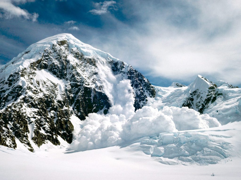 Κιργιστάν: Χιονοστιβάδα «κόβει την ανάσα» παρασύροντας 8 ορειβάτες (βίντεο)