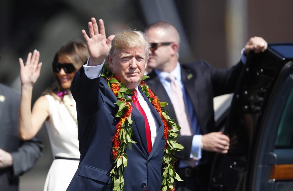 Στη Χαβάη ο Ν.Τραμπ πριν την περιοδεία του στην Ασία – Απέτισε φόρο τιμής στο Περλ Χάρμπορ (φωτό)