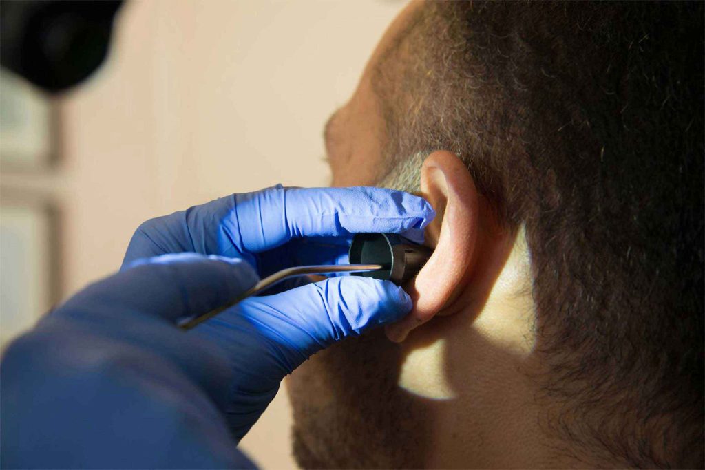 Οι ειδικοί προειδοποιούν: Γιατί δεν πρέπει να βάζετε μπατονέτες στα αυτιά σας;