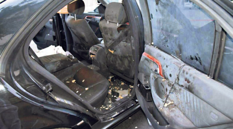 Φωτογραφίες-ντοκουμέντα από το εσωτερικό του οχήματος του Λουκά Παπαδήμου μετά την τρομοκρατική επίθεση