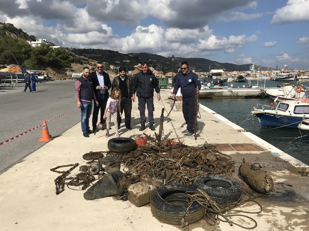 Κρήτη: Καθαρισμός του βυθού στο λιμάνι της Παντάνασσας – Τον είχαν κάνει… «σκουπιδότοπο» (φωτό)