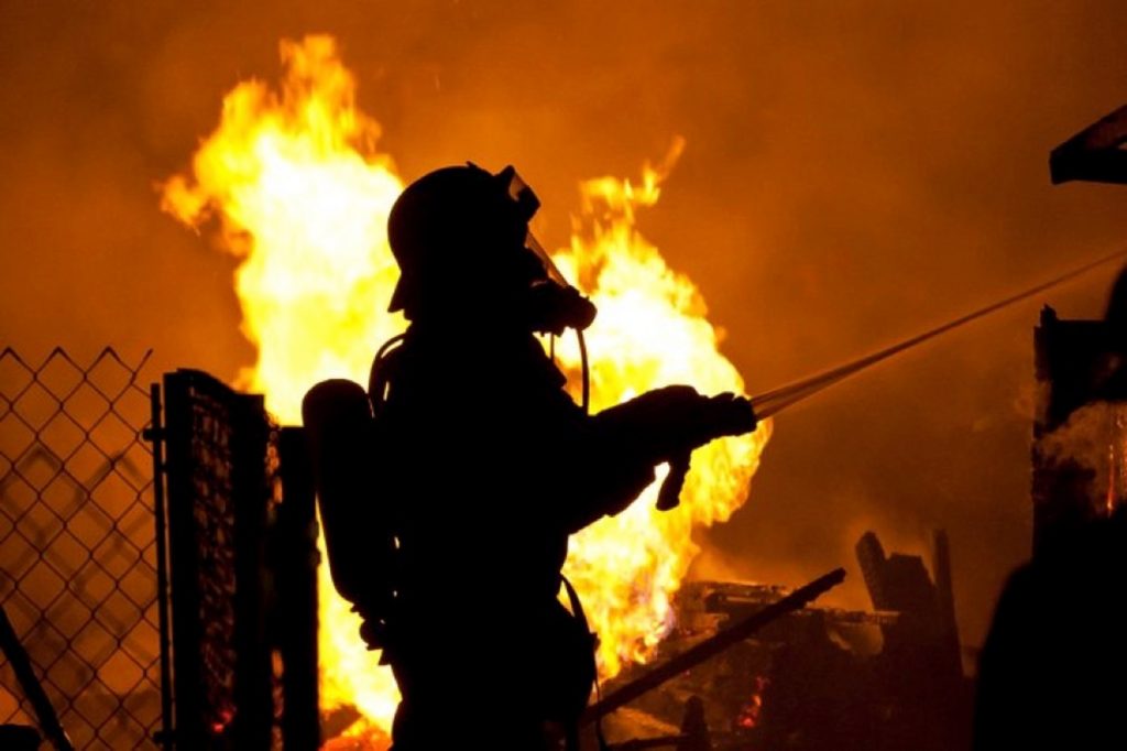 Θεσσαλονίκη: Στις φλόγες «τυλίχθηκε» απορριμματοφόρο του δήμου