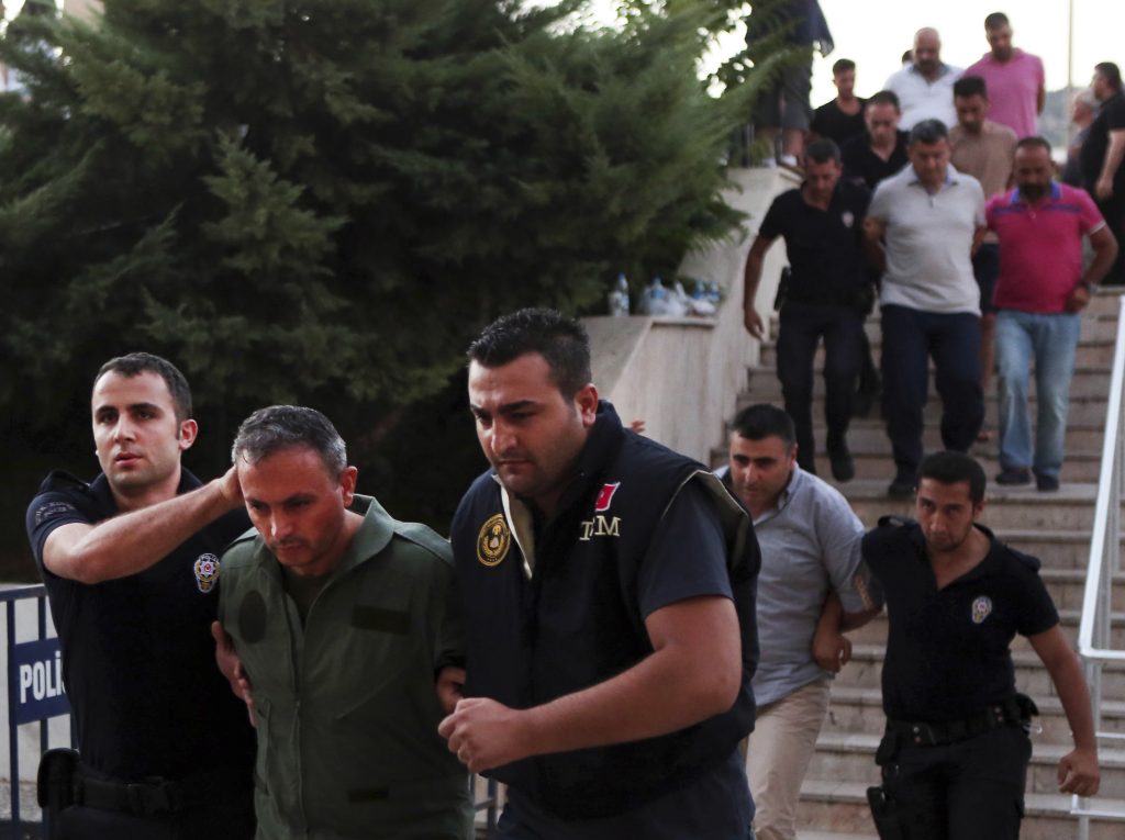 Τουρκία: Έκδοση ενταλμάτων σύλληψης για 53 αξιωματικούς – Ο Ρ.Τ.Ερντογάν υποσκάπτει τον ίδιο τον στρατό του