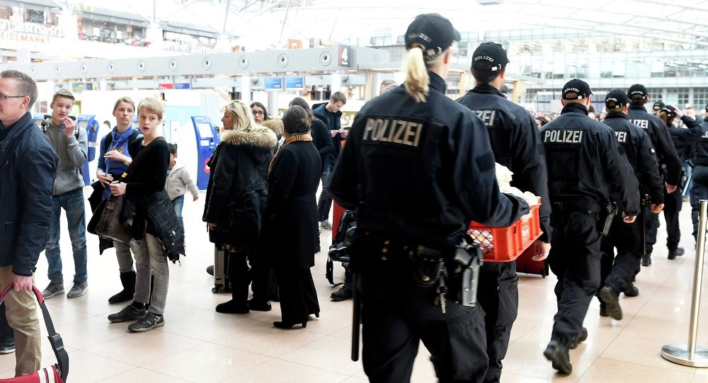 ΕΚΤΑΚΤΟ: Αστυνομικοί αναζητούν εισβολείς στο αεροδρόμιο του Αμβούργου στην Γερμανία