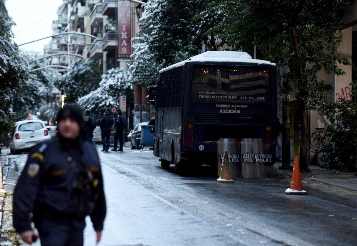 Βρέθηκε το ΙΧ που παραλίγο να χτυπήσει αστυνομικούς έξω από τα γραφεία του ΠΑΣΟΚ