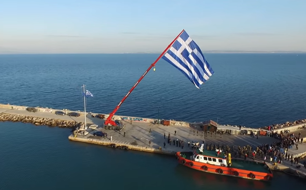 Έπαρση της μεγαλύτερης ελληνικής σημαίας στη Χίο – Με μαντινάδες κατά των Τούρκων ο Μητροπολίτης (βίντεο))