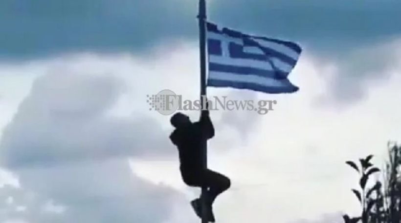 Επιτέλους αντίδραση: Γέμισαν ελληνικές Σημαίες το σχολείο που απέβαλε τον μαθητή που την ύψωσε στην 28η Οκτωβρίου