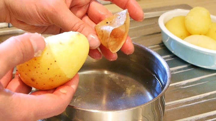 Το μυστικό για να ξεφλουδίζετε τις πατάτες σε δεύτερόλεπτα (βίντεο)