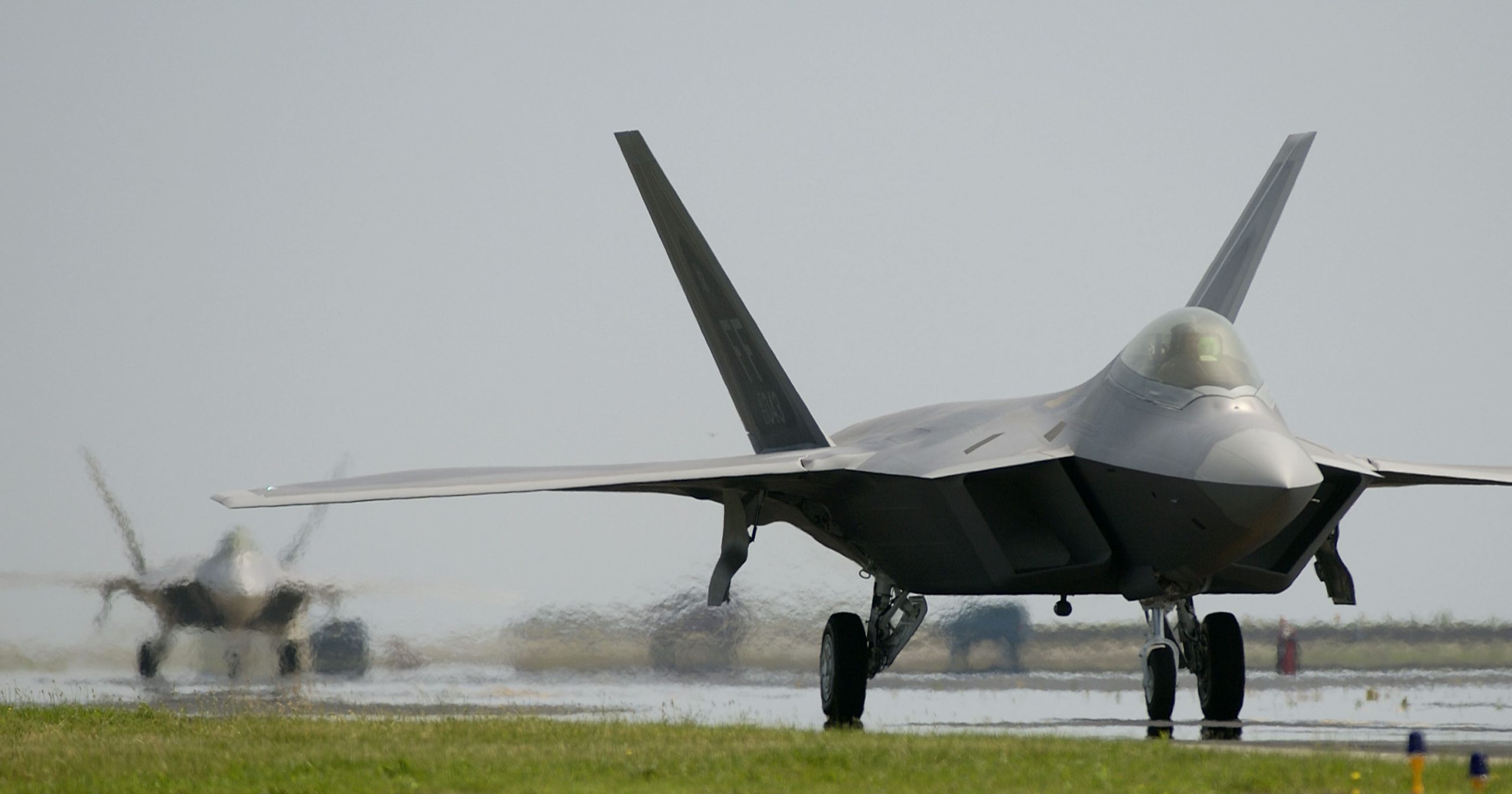 Μαχητικά stealth αεροσκάφη F-22 προσγειώθηκαν στην Σούδα! – Tι συμβαίνει;