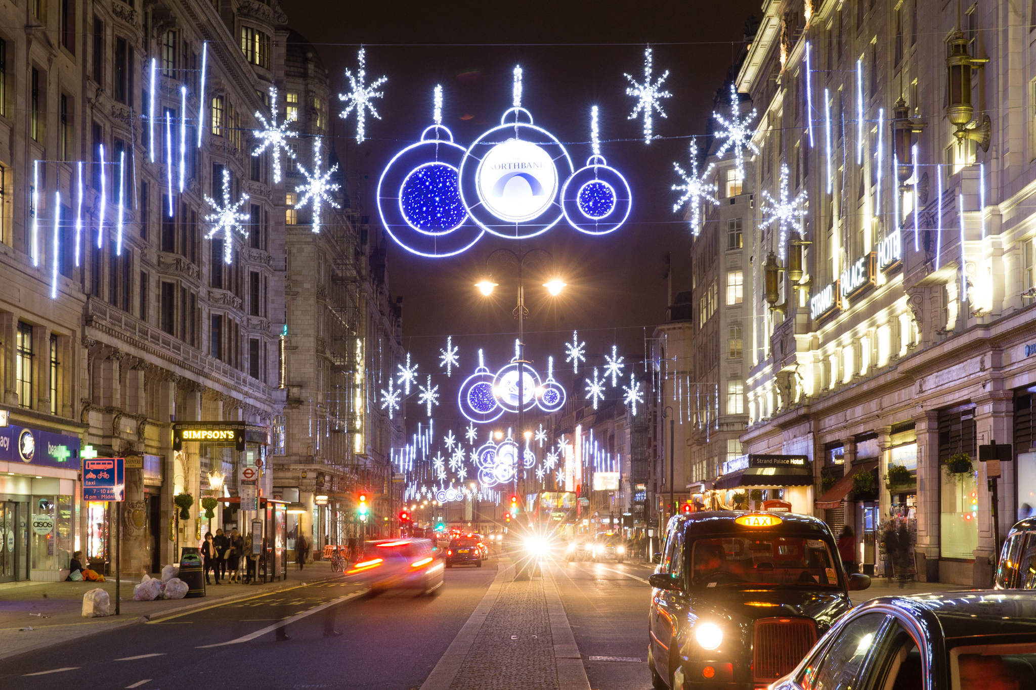 Το Λονδίνο άναψε τα Χριστουγεννιάτικα του φώτα (φωτογραφίες, βίντεο)