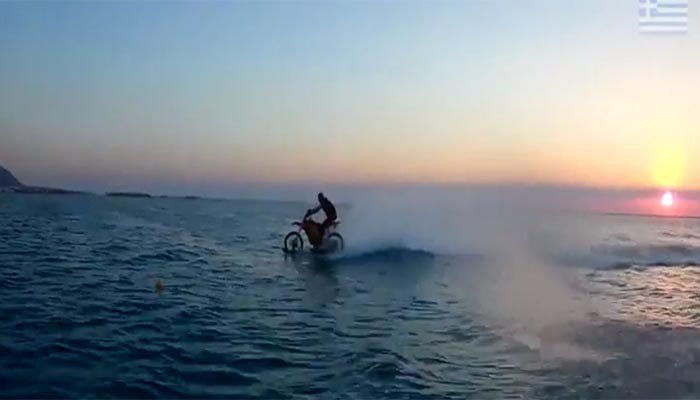 Χανιώτης στα Φαλάσαρνα, κάνει σερφ με τη μηχανή του μέσα στη θάλασσα και τρελαίνει κόσμο! (βίντεο)