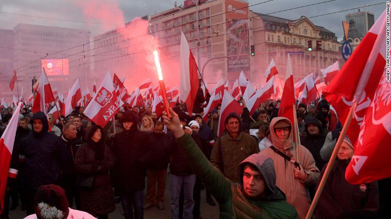 Βαρσοβία – Επιβλητική διαδήλωση δεκάδων χιλιάδων Πολωνών: «Έξω το Ισλάμ από την Πολωνία»