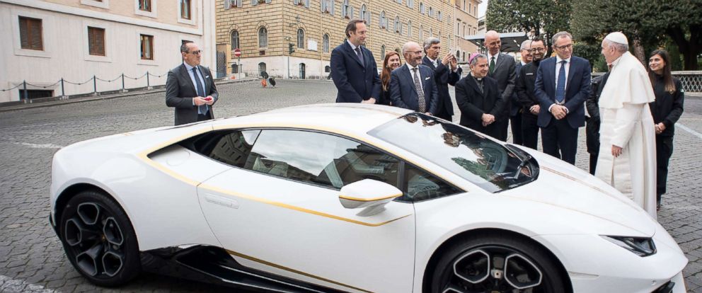 Χάρισαν μια Lamborghini Huracán αξίας 200.000 ευρώ στον Πάπα Φραγκίσκο, την ευλόγησε αλλά είπε … «όχι» (φωτό, βίντεο)